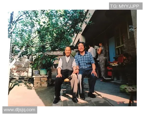 舔足球少年白袜脚的青春记忆与成长故事